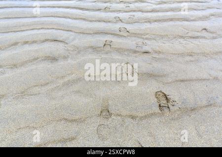 Spiaggia sabbiosa, increspature di sabbia, impronte, impronte con bassa marea, dimensioni complete, Sennen Cove, Whitesand Bay, Cornovaglia, Inghilterra, Gran Bretagna Foto Stock