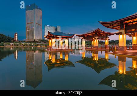 Vista notturna del parco del lago Qiandeng, della città di Foshan, della provincia del Guangdong, Cina Foto Stock