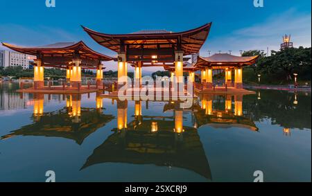Vista notturna del parco del lago Qiandeng, della città di Foshan, della provincia del Guangdong, Cina Foto Stock