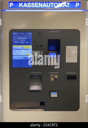 Stazione di pagamento automatica in parcheggio multipiano, biglietteria con riconoscimento targa, Schwabendlandhalle, Fellbach, Baden-Wuerttemberg Foto Stock