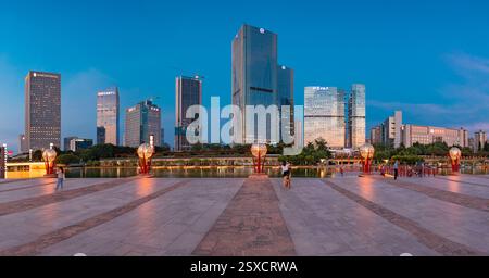 Vista notturna del parco del lago Qiandeng, della città di Foshan, della provincia del Guangdong, Cina Foto Stock