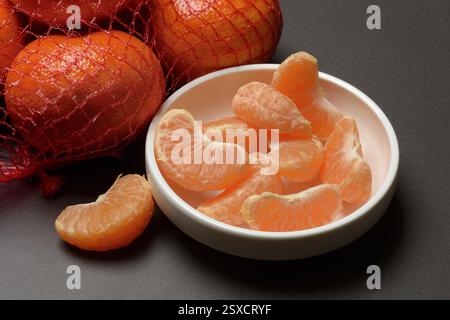 Clementine e pezzi di clementine in buccia, clementine Foto Stock