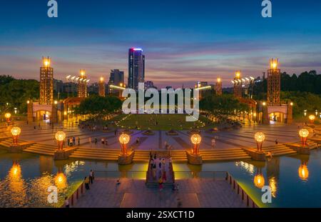 Vista notturna del parco del lago Qiandeng, della città di Foshan, della provincia del Guangdong, Cina Foto Stock