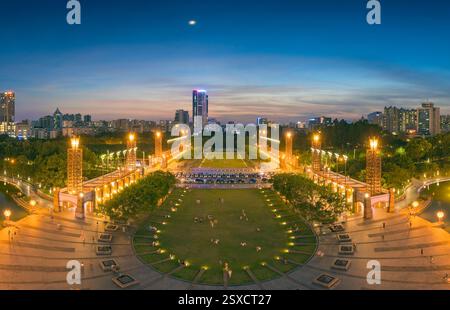 Vista notturna del parco del lago Qiandeng, della città di Foshan, della provincia del Guangdong, Cina Foto Stock
