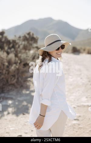 Donna con occhiali da sole e cappello da sole su una strada di ghiaia, Sudafrica, Africa Foto Stock
