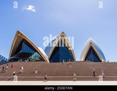Il caldo sole estivo australiano domina i turisti presso l'iconica Sydney Opera House, Bennelong Point, Sydney, New South Wales, Australia Foto Stock