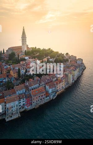 Veduta aerea di Rovigno - Rovigno al tramonto. Rovigno, Istria, costa adriatica, Croazia. Foto Stock