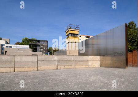 Berlino. Germania. Memoriale del muro di Berlino su Bernauer Straße, parte del muro storico di Berlino. Foto Stock
