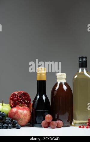 Diversi tipi di aceto. Aceto balsamico, melograno e mele in bottiglia Foto Stock