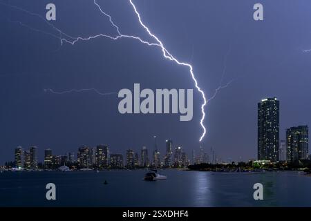 La torre Q1 sulla Gold Coast viene colpita da un fulmine Foto Stock