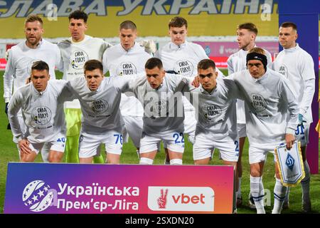 Kiev UCRAINA - 23 febbraio 2025: I giocatori del FC Dynamo posano per una foto prima della partita di calcio della Premier League Ucraina tra FC Dynamo Kiev e FC Karpaty Lviv il 23 febbraio 2025 a Kiev, Ucraina Foto Stock