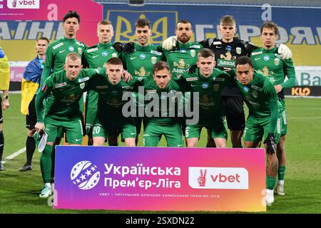 Kiev UCRAINA - 23 febbraio 2025: I giocatori del Karpaty posano per una foto prima della partita di calcio della Premier League Ucraina tra FC Dynamo Kiev e FC Karpaty Lviv il 23 febbraio 2025 a Kiev, Ucraina Foto Stock