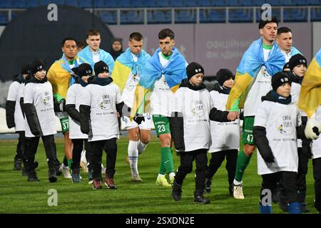 Kiev UCRAINA - 23 febbraio 2025: Giocatori del FC Karpaty visti prima della partita di calcio della Premier League Ucraina tra FC Dynamo Kiev e FC Karpaty Lviv il 23 febbraio 2025 a Kiev, Ucraina Foto Stock