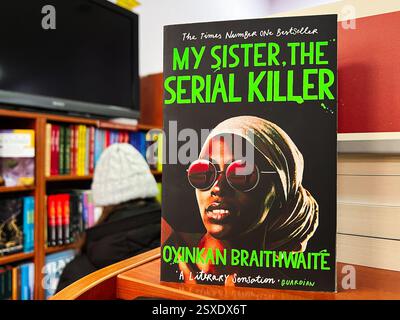 Leopoli, Ucraina - 20 febbraio 2025: In mostra il romanzo "My Sister, the Serial Killer" di Oyinkan Braithwaite. Foto Stock