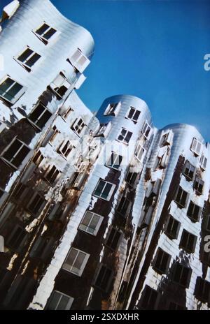 DATA DI REGISTRAZIONE NON INDICATA. Fotografie analogiche. Düsseldorf, Nordrhein-Westfalen. Der Neue Zollhof ist ein Gebäudeensemble im Düsseldorfer Medienhafen, welches am 19. Oktober 1999 eingeweiht wurde. Die Gebäude sind nach ihrem Architekten und Designer Frank Gehry auch als Gehry-Bauten bekannt. Foto: Neuer Zollhof Nr. 2 *** DATA DI REGISTRAZIONE NON DICHIARATA Fotografia analogica Düsseldorf, Renania settentrionale-Vestfalia il Neuer Zollhof è un complesso di edifici a Düsseldorfs Medienhafen, inaugurato il 19 ottobre 1999 gli edifici sono noti anche come edifici Gehry dal loro architetto e designer Frank Gehr Foto Stock