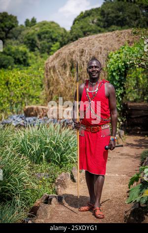 Un uomo Masai che indossa un tradizionale abbigliamento tribale Masai in Kenya. Foto Stock