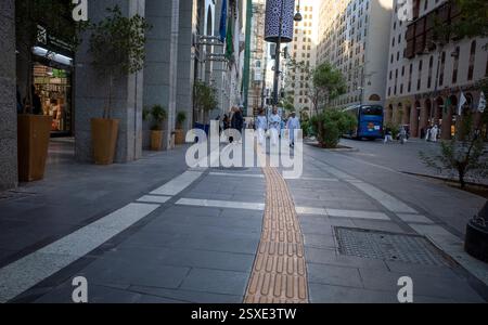 Medina, Arabia Saudita - 3 luglio 2024: Pavimentazione tattile gialla per non vedenti o ipovedenti sul pedone di Medina, Arabia Saudita. Foto Stock