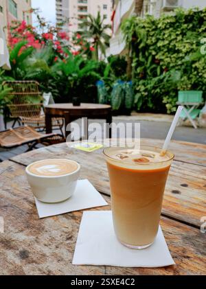 rinfrescante latte di cocco ghiacciato e una tazza di latte sul tavolo Foto Stock