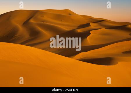 Erg Chigaga è un vasto deserto di dune di sabbia in Marocco. Foto Stock