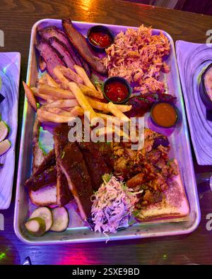 Un delizioso piatto di grigliate misto con una varietà di carni alla griglia Foto Stock