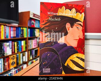 Leopoli, Ucraina - 20 febbraio 2025: Copertina del libro Macbeth di William Shakespeare con scaffali in libreria sullo sfondo. Foto Stock