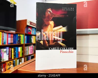 Leopoli, Ucraina - 20 febbraio 2025: Una veduta del libro Pinocchio di Carlo Collodi in mostra in libreria. Foto Stock