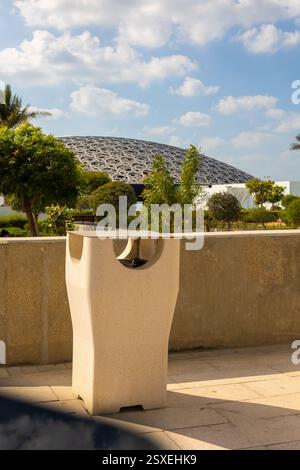 Contenitori per la raccolta dei rifiuti in strada ad Abu Dhabi, Emirati Arabi. Foto verticale. Foto di alta qualità Foto Stock