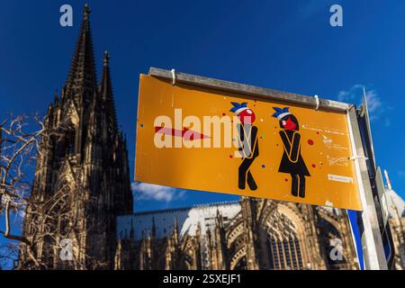 COLONIA, GERMANIA - 23 FEBBRAIO 2025: Un cartello che indica i servizi igienici pubblici per i partecipanti alla sfilata di Carnevale a Colonia, Germania. Un cartello indicante il toi pubblico Foto Stock