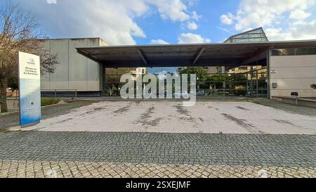 Architettura moderna del museo di ceramica sacavem che riflette gli edifici circostanti e gli alberi a ferri, portogallo Foto Stock