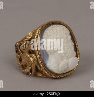 Cameo di Ercole ambientato in un anello, Italia, fine XVIII secolo. Questo cameo in calcedonia raffigura l'eroe classico Ercole che indossa la pelliccia di leone. Il cammeo esemplifica la rinascita delle forme d'arte glicettiche durante il periodo di rinascita classica europea del XVIII secolo. Foto Stock
