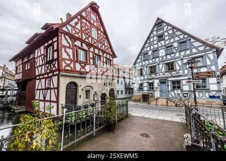 DAS Schiefe Haus (la casa pendente) a Forchheim, Germania, mostra un edificio storico con un design a graticcio e un cartello ristorante. Sono mostrati i vecchi edifici di Forchheim in Germania, caratterizzati da un'architettura a graticcio e da un'insegna del ristorante. I tradizionali edifici in legno fiancheggiano una strada a Forchheim, Baviera, Germania. Il ristorante Akropolis è visibile in un edificio Foto Stock