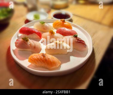 Piatto di sushi Nigiri fresco: Un assaggio del Giappone Foto Stock