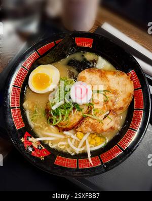 Ciotola calda fumante di ramen giapponese Foto Stock