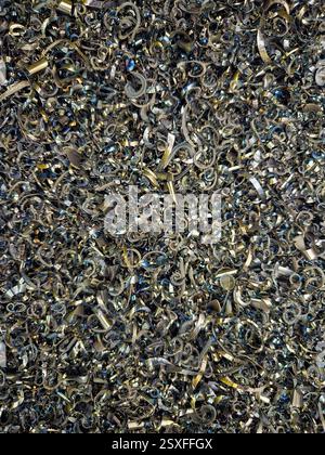 I trucioli metallici sono disposti in modo complesso e presentano un'estetica dettagliata e industriale, perfetta per illustrare la maestria artigianale e i materiali metallici Foto Stock