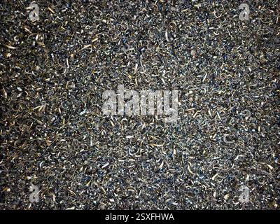 Primo piano di trucioli metallici con trama complessa e materiale metallico Foto Stock