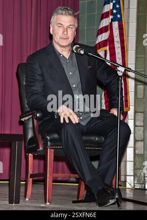 7 aprile 2017 - l'attore americano Alec Baldwin 'nondimeno: A Memoir' firma del libro presso l'Università della Pennylvania Museum of Archaeology and Anthropology di Philadelphia, Pennsylvania, Stati Uniti Foto Stock