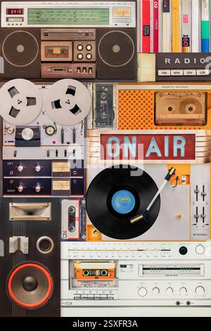 Collezione verticale di giradischi, casse, cassette compatte e registratori a nastro vintage Foto Stock