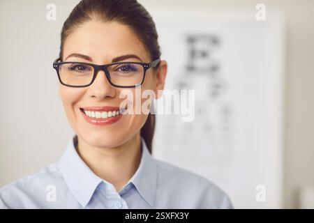 Oftalmologo, medico ottico sorridente che indossa occhiali moderni in clinica, occhiali da vista Foto Stock