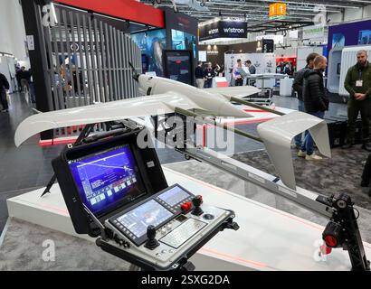 Düsseldorf, Nordrhein-Westfalen, Deutschland - Starrfluegeldrohne Raybird-3 ACS-3 des ukrainischen Herstellers Skyeton auf der XPONENTIAL Europe, Die Raybird ist seit 2018 bei den ukrainischen Streitkräften im Einsatz. Die Raybird kann 28 Stunden lang in der Luft bleiben und dabei bis zu 2,500 km in einer Höhe von bis zu 4,500 Metern patrouillieren. Düsseldorf Nordrhein-Westfalen Deutschland *** Düsseldorf, Renania settentrionale-Vestfalia, Germania drone ad ala fissa Raybird 3 ACS 3 del produttore ucraino Skyeton presso XPONENTIAL Europe, il Raybird è stato in servizio presso il forc armato ucraino Foto Stock