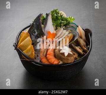 cucina giapponese, deliziosa, hot pot con testa di salmone Foto Stock