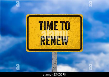Tempo necessario per rinnovare il messaggio scritto su un cartello metallico giallo. Simbolo tempo concettuale per rinnovare. Copia spazio. Foto Stock