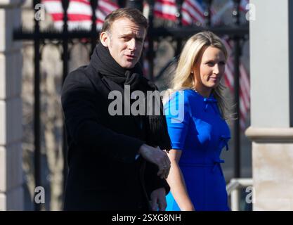24 febbraio 2025, Washington, Distretto di Columbia, USA: Il presidente francese Emmanuel Macron esce dalla Casa Bianca e torna a Blair House dopo una telefonata con i leader del G7. Macron fu scortato dal capo del protocollo Abigail Jones. (Immagine di credito: © Andrew Leyden/ZUMA Press Wire) SOLO PER USO EDITORIALE! Non per USO commerciale! Foto Stock