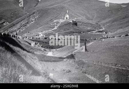 Pellegrinaggio alla Chiesa di nostra Signora della Salette, o Santuario Notre Dame de la Salette, un luogo di apparizione mariana a la Saleete o la-Salette-Fallavaux, Isère, Francia. Vintage o storico bianco e nero o monocromatico 1950S. Foto Stock