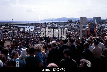 1960s Irlanda del Nord a colori - 12 luglio parata nel 1969, porto di Carrickfergus, contea di Antrim Foto Stock
