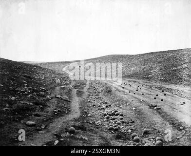 La Valle dell'ombra della morte, una fotografia di guerra di Crimea di Roger Fenton (1819-1869). L'immagine mostra una strada sterrata disseminata di palle di cannone, 1855 Foto Stock