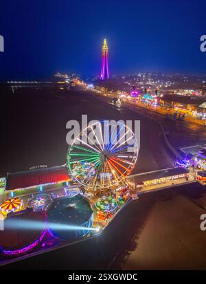 Immagine aerea del Molo centrale di Blackpool e della Torre di Blackpool lungo la Costa di Fylde, nel Lancashire, durante una piacevole e tranquilla notte sul fronte Mare.15 febbraio 2025 Foto Stock
