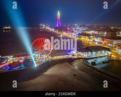 Immagine aerea del Molo centrale di Blackpool e della Torre di Blackpool lungo la Costa di Fylde, nel Lancashire, durante una piacevole e tranquilla notte sul fronte Mare.15 febbraio 2025 Foto Stock