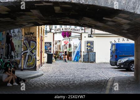 Praga, Repubblica Ceca, 26 luglio 2022: Vista di un caffè all'aperto situato vicino al Ponte Carlo. Uno schizzo della vita di una grande città. Foto Stock