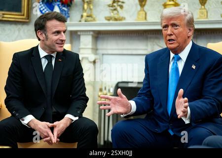 Washington, Stati Uniti. 24 febbraio 2025. Il presidente Donald Trump incontra il presidente francese Emmanuel Macron nell'ufficio ovale della Casa Bianca di Washington DC lunedì 24 febbraio 2025. Foto di Bonnie Cash/UPI credito: UPI/Alamy Live News Foto Stock