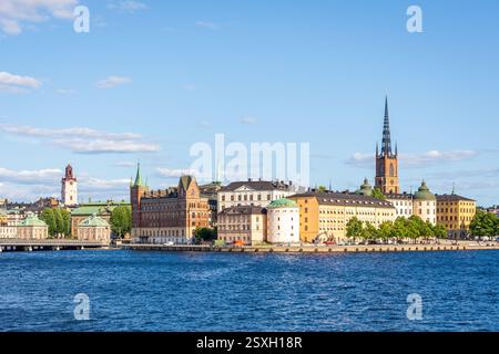 L'isola di Riddarholmen nel centro storico di Stoccolma, Svezia, vista dal giardino del municipio in una soleggiata giornata estiva. Foto Stock